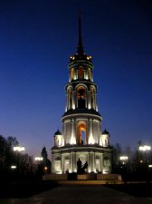 Увеличить - Колокольня Воскресенского собора и памятник погибшим за веру вечером в свете декоративной подсветки